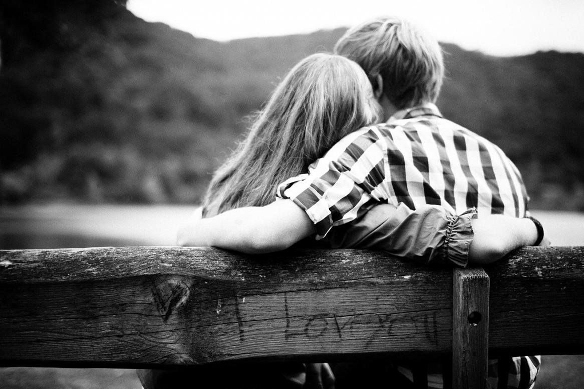 Сидят в обнимку