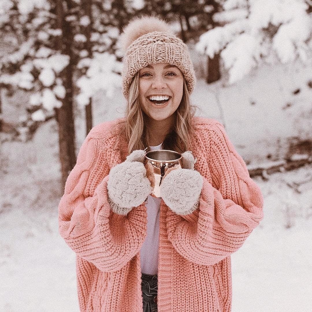 Зимняя фотосессия в лесу в свитере