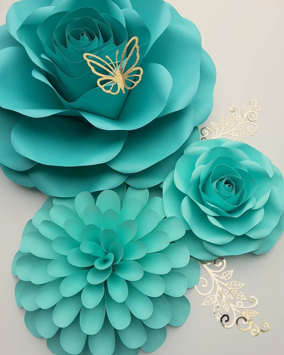 Цветок объемный из бумаги голубой