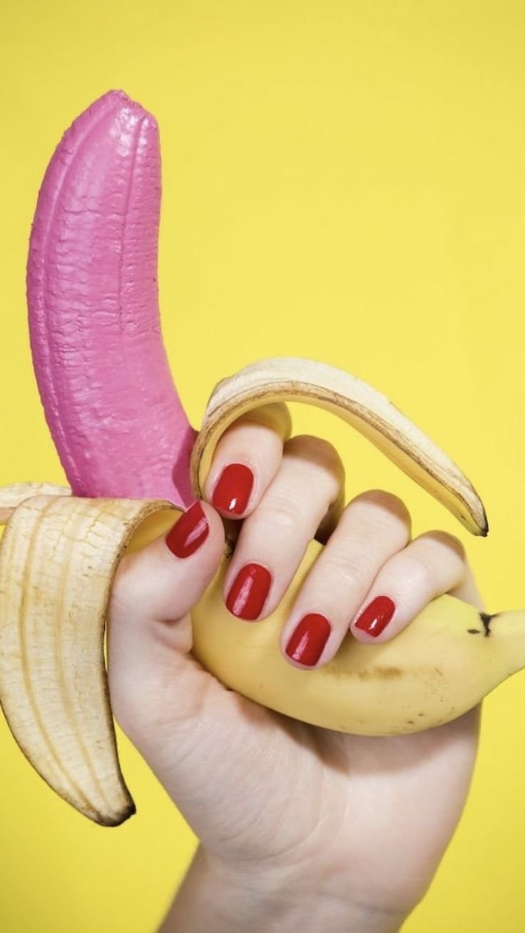 Банан в руке девушки