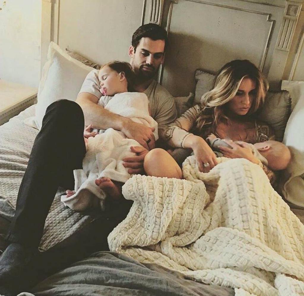 Кавказская семья с ребенком