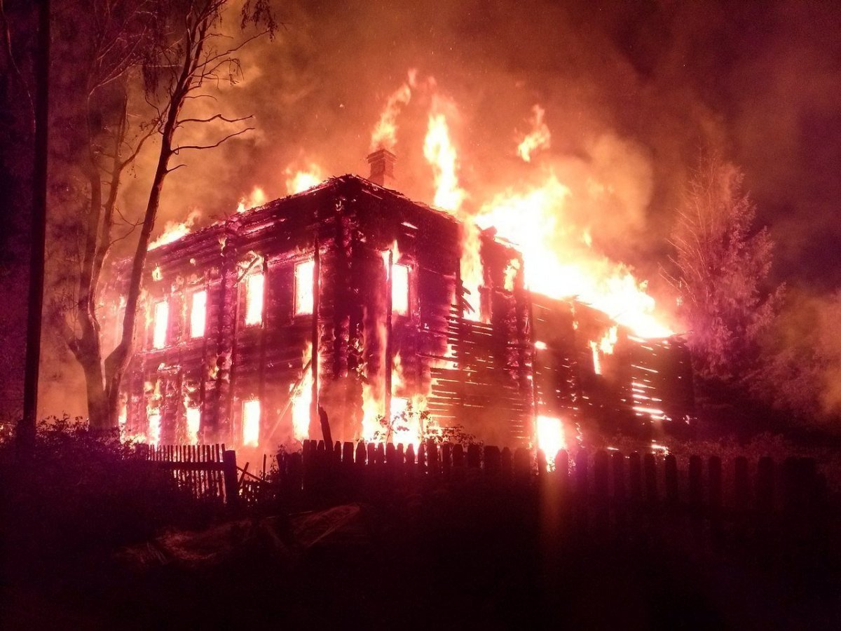 Лесной пожар возле деревни