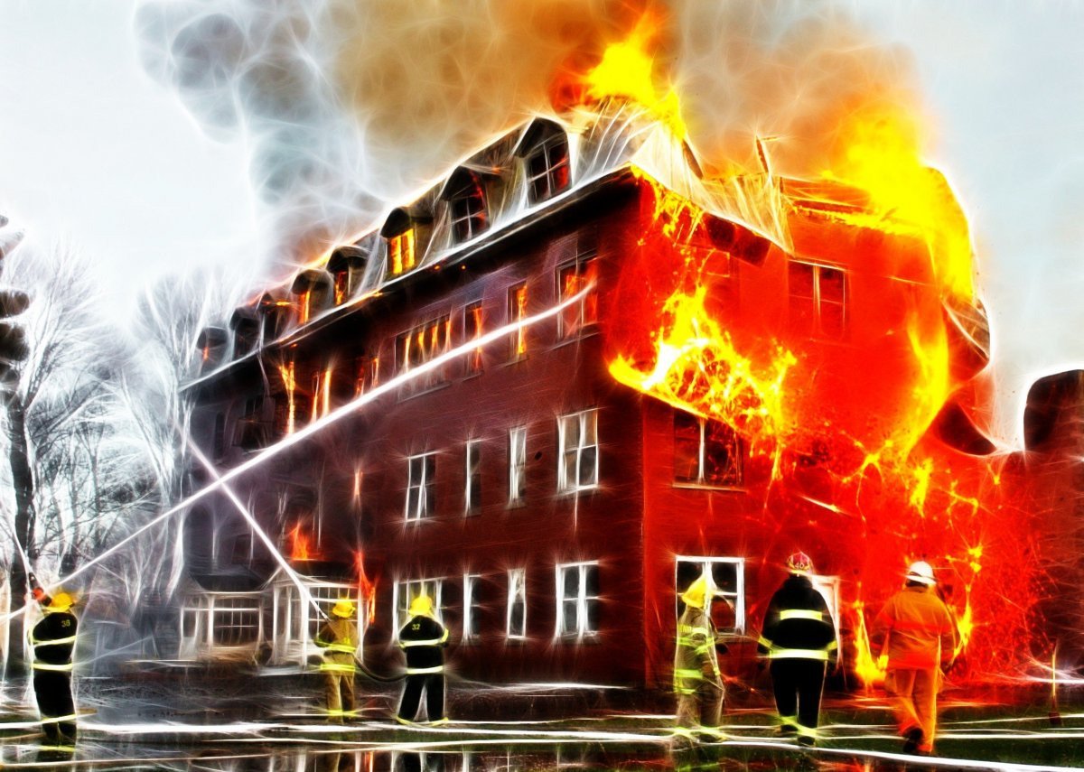 Горящий дом пожарные