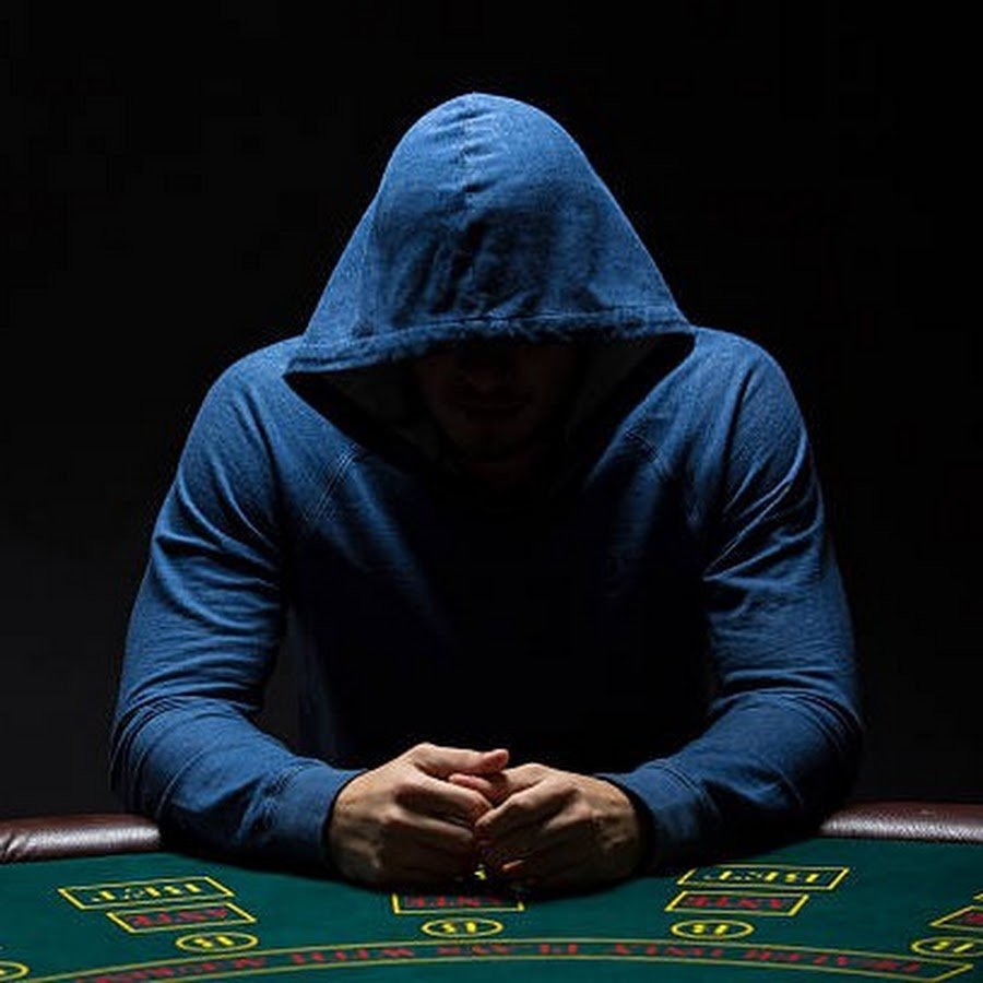 Покерный игрок в капюшоне