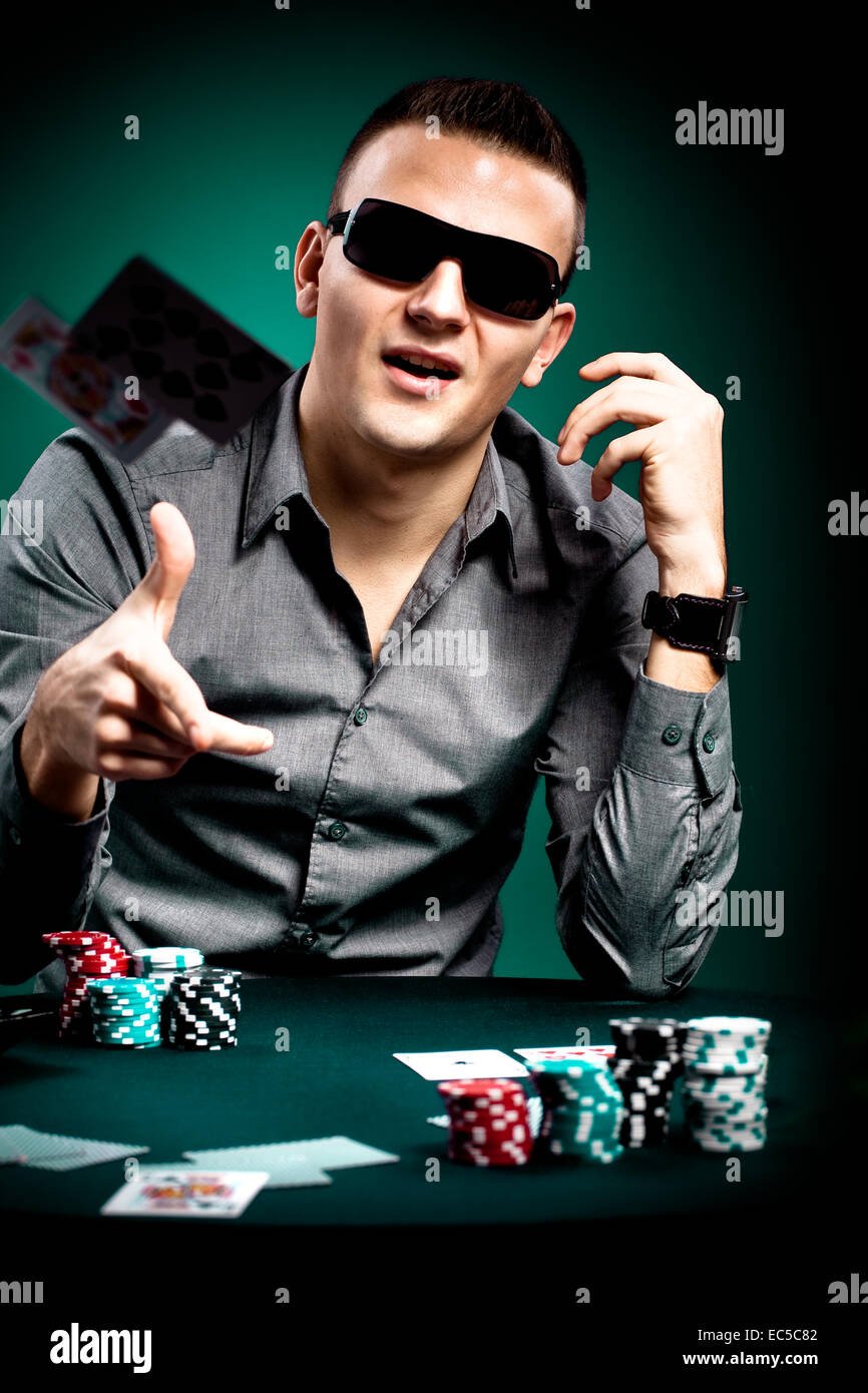 Парень в очках Покер