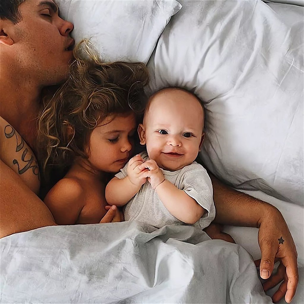 Красивая пара с детьми