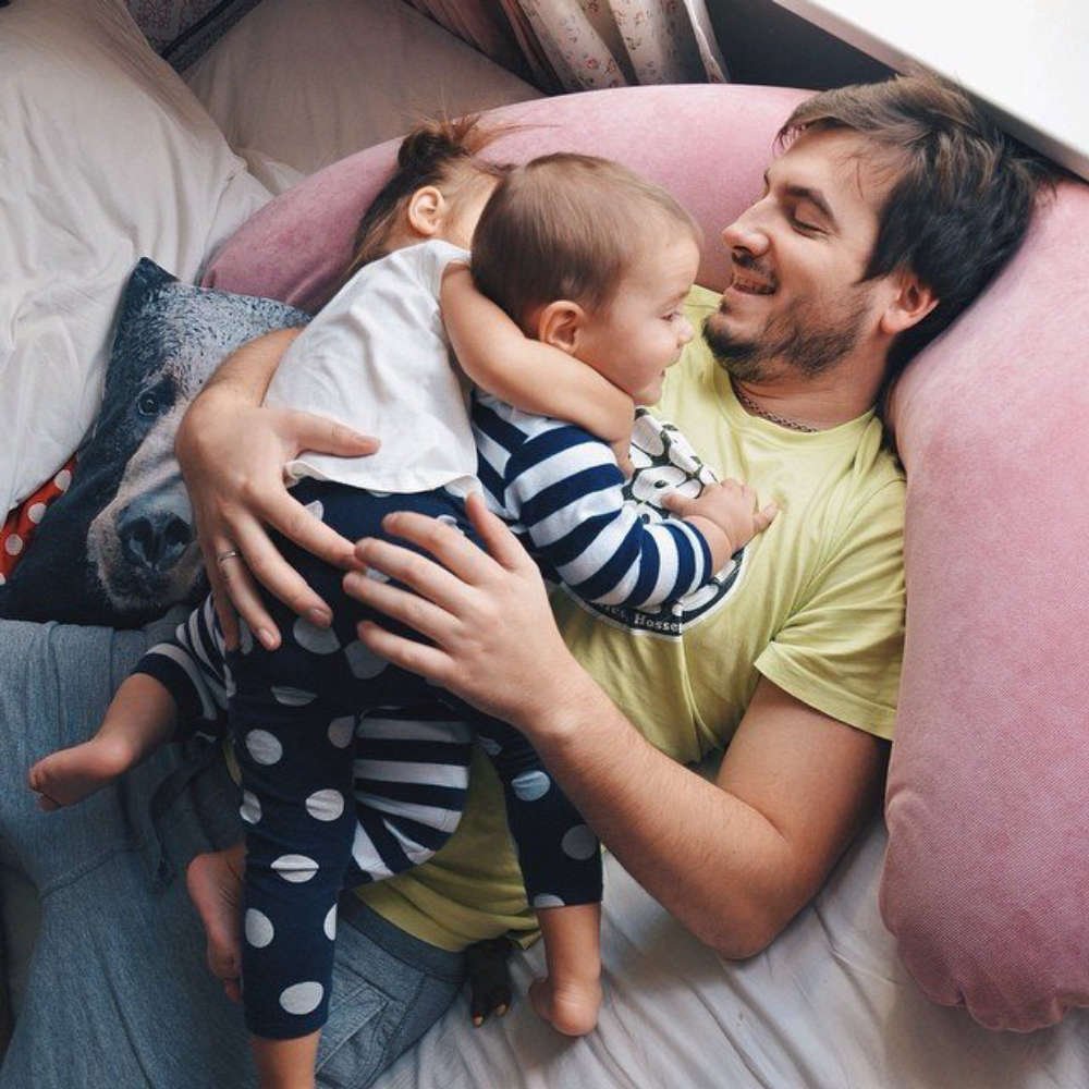 Мужчина с двумя детьми