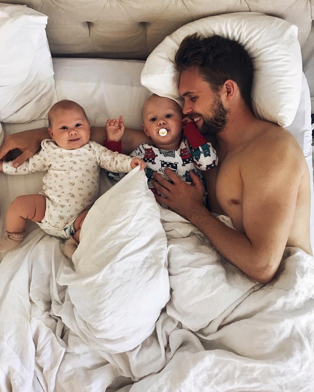 Милая семья с детьми