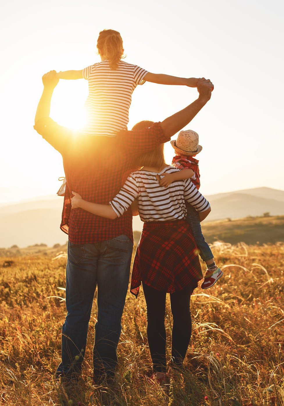 Семейная фотосессия на закате