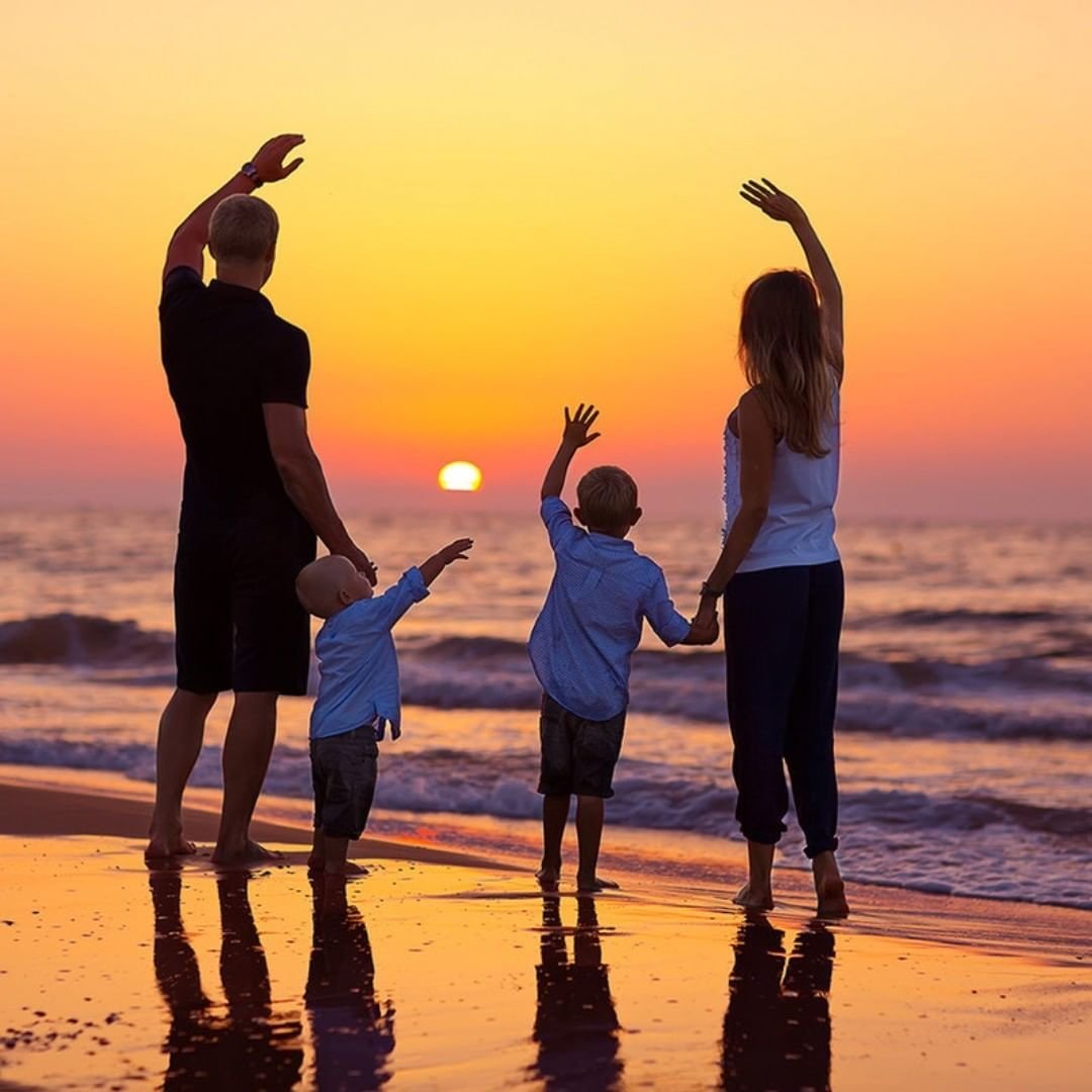 Счастливая семьяна закаате