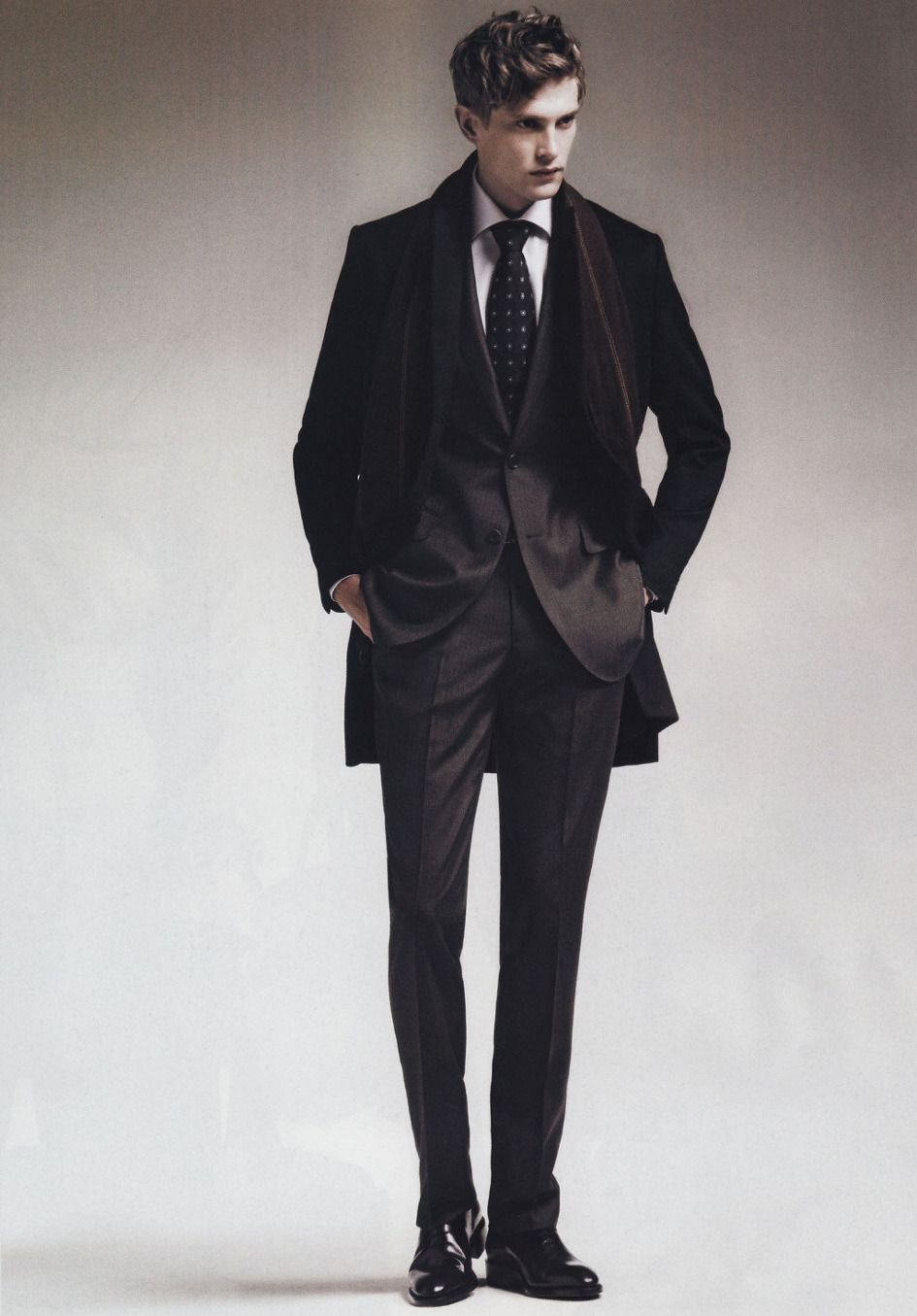 Мужчина в костюме референс