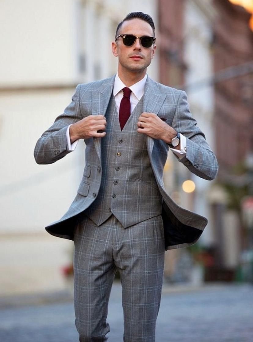 Стильный серый мужской костюм