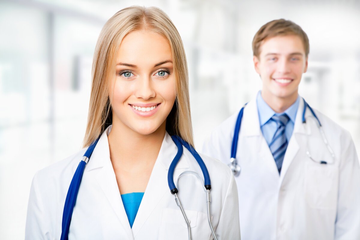 Девушка в медицинском