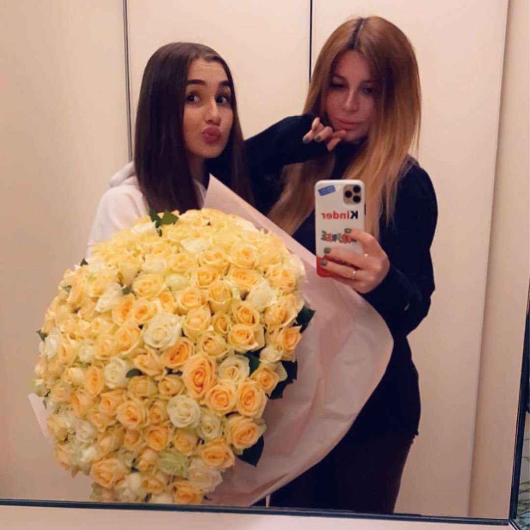 Девушки с большими букетами цветов