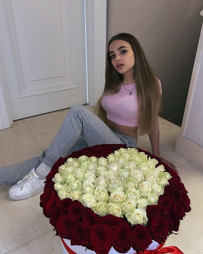 Очаровательной девушке открытки