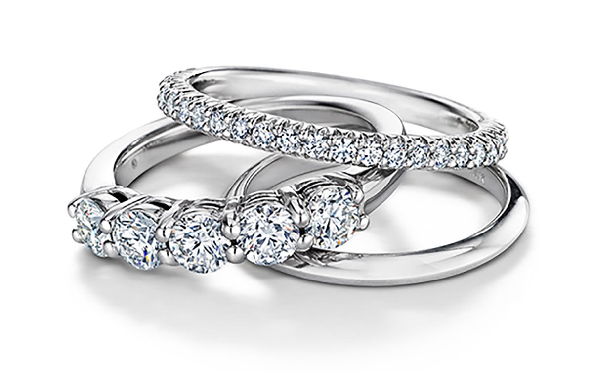 Кольцо на белом фоне