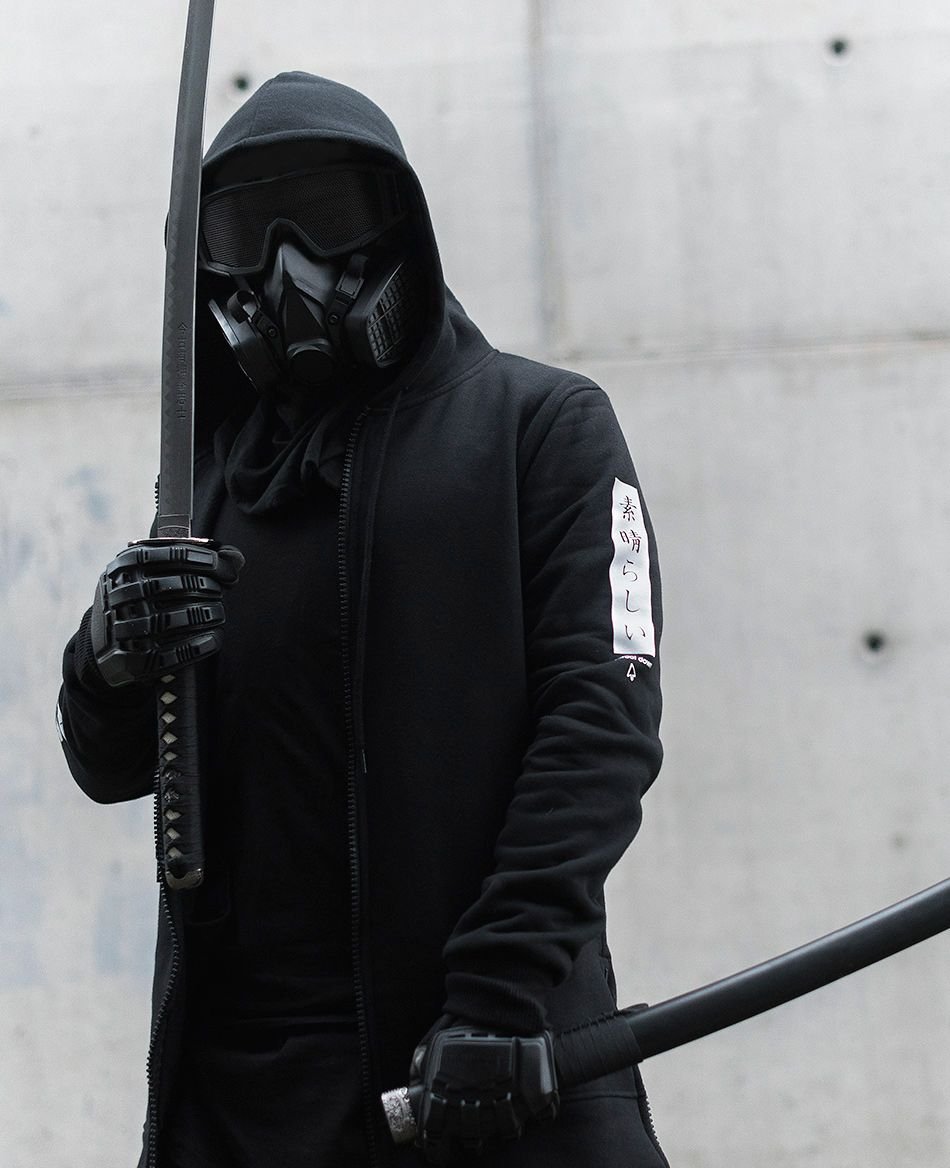 Парень в маске и капюшоне