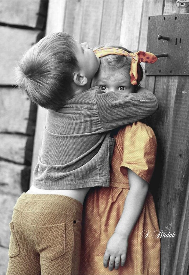 Девочка обнимает медведя