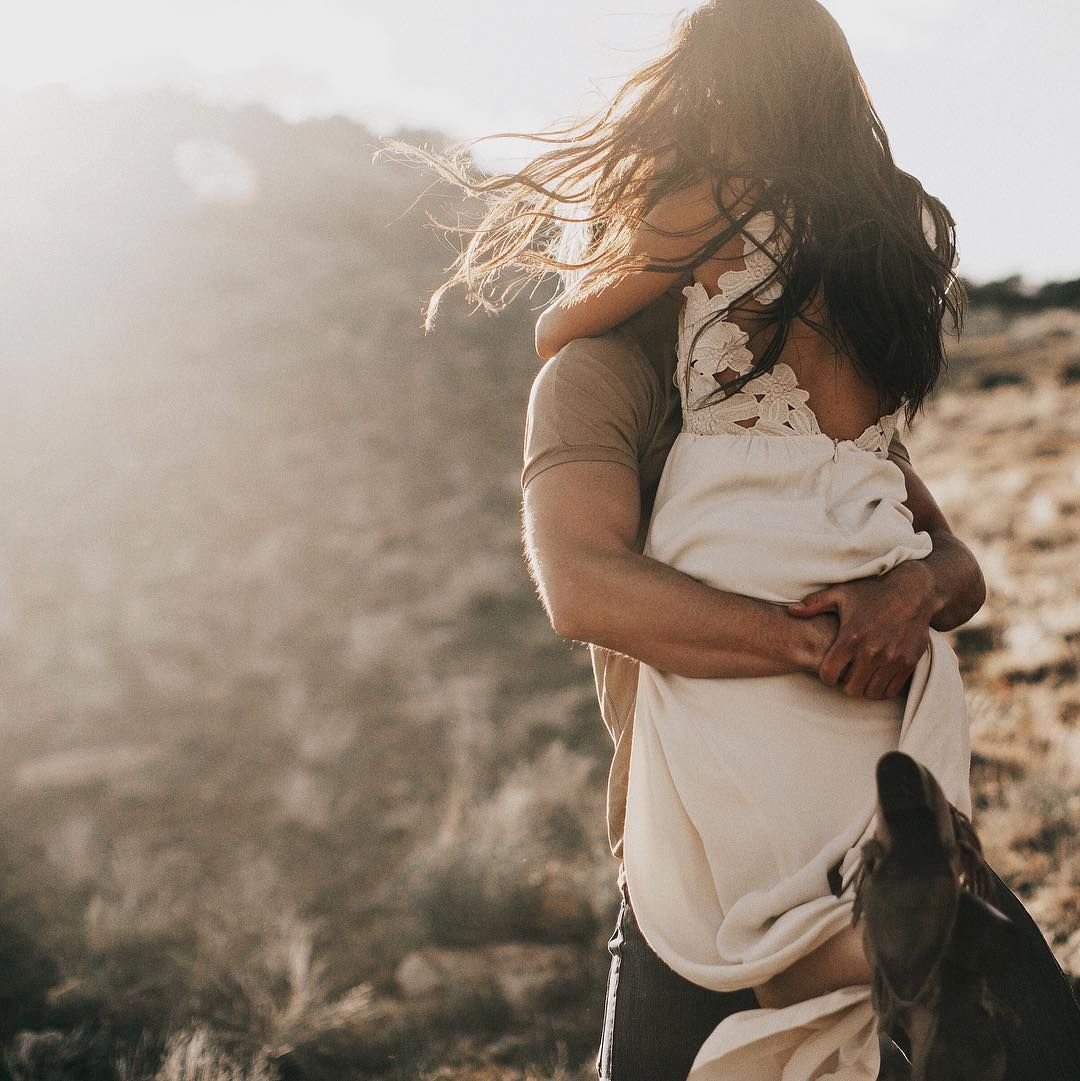 Мужские руки обнимают девушку