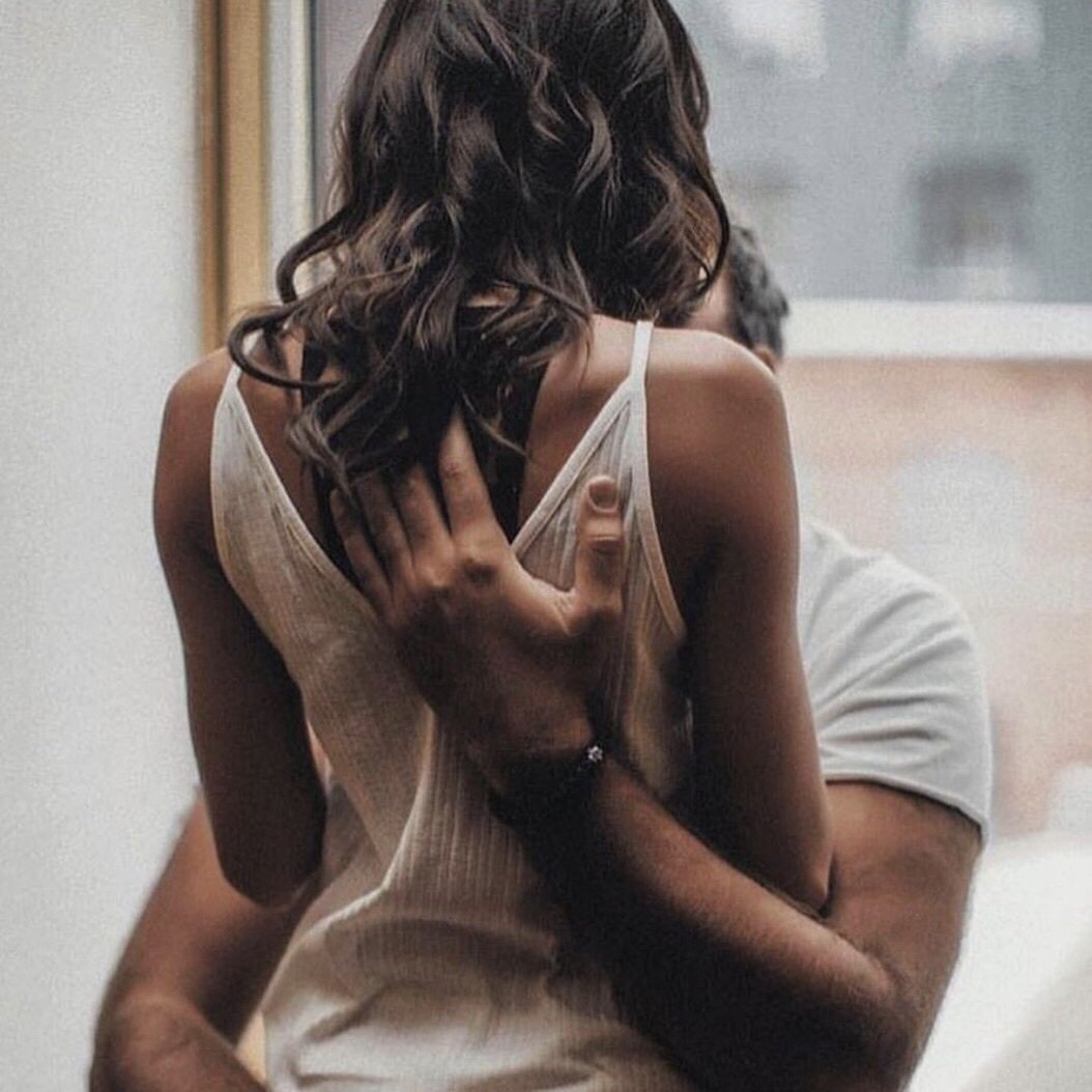 Объятия со спины