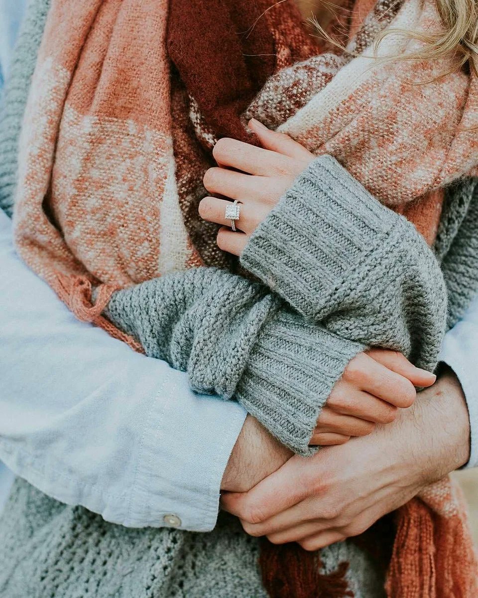 Мужчина обнимает женщину