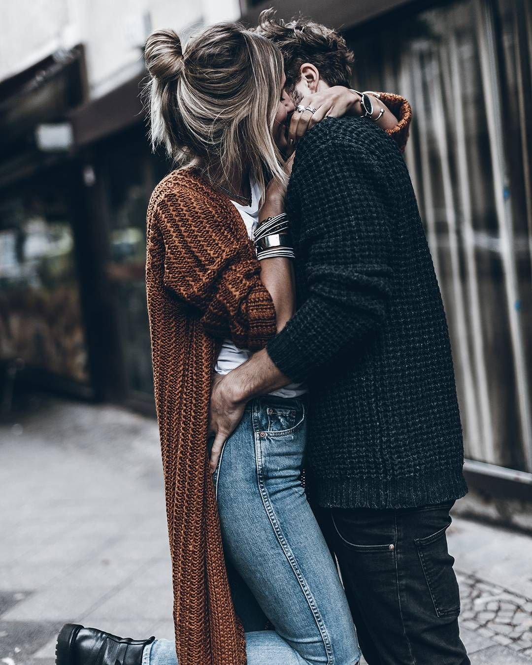 Парень и Левушка обгимаются