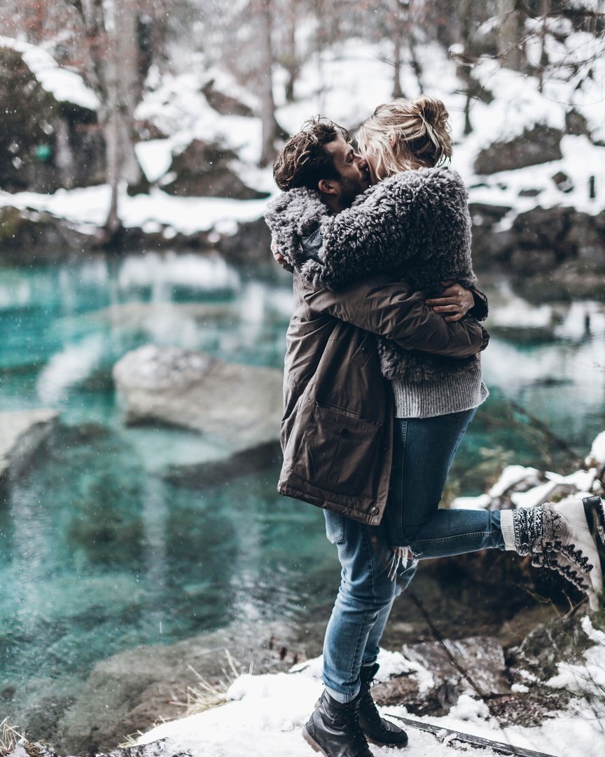 Пара обнимается зимой