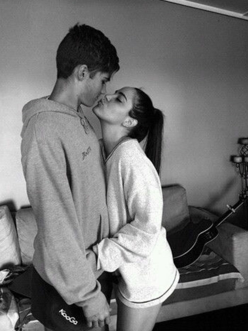 Милая парочка обнимается