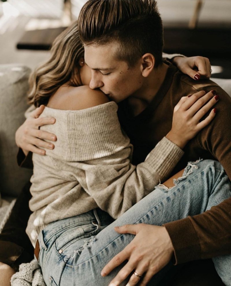 Парень обнимает девушку