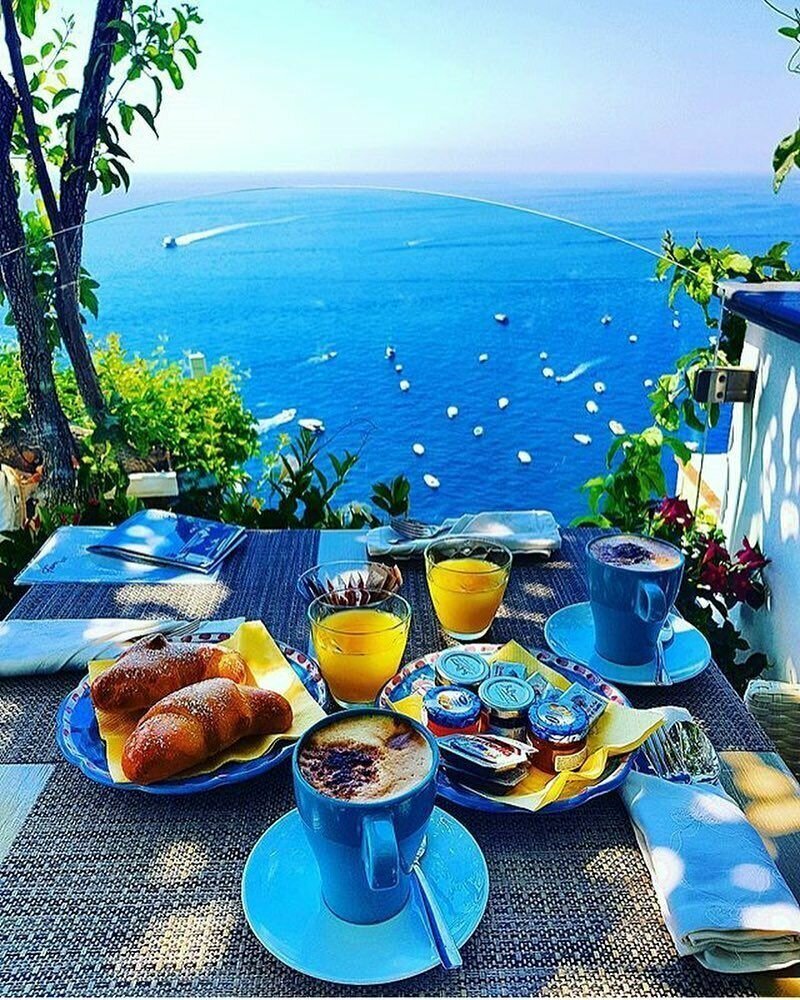 Стаканчик кофе на море