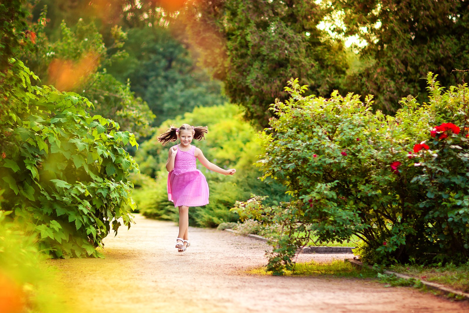 Музыка девочка гуляет. Прогулка на природе. Девочка в парке. Прогулка летом. Прогулка в парке летом.