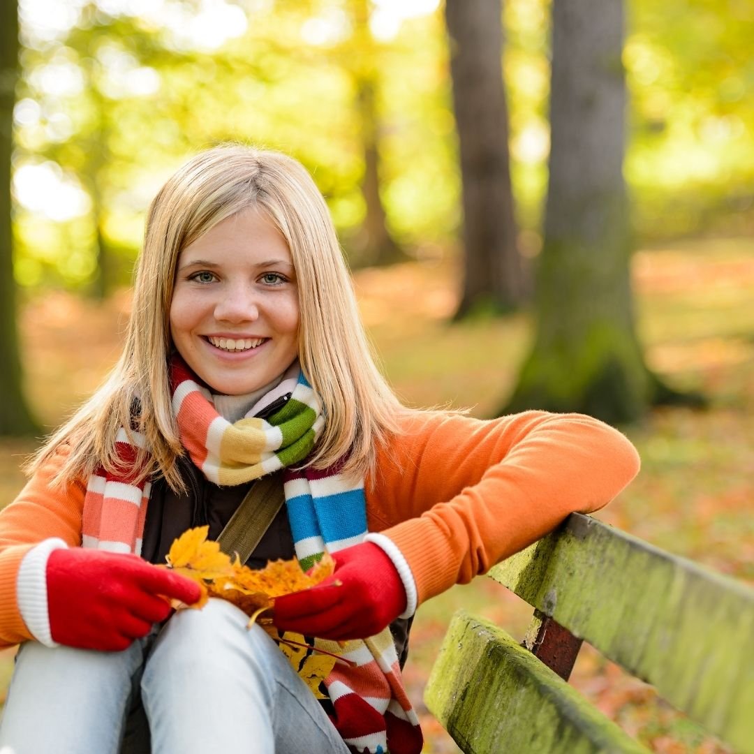 Подростки на скамейке в парке