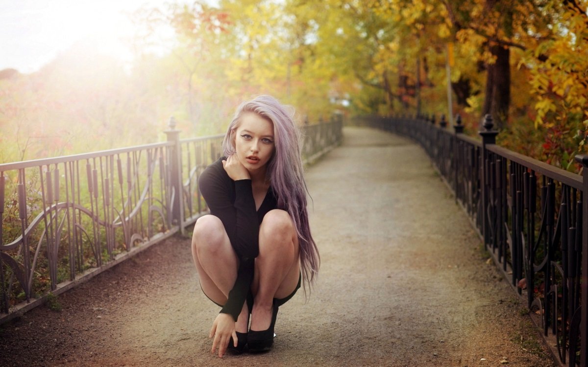 Красивая девушка на корточках