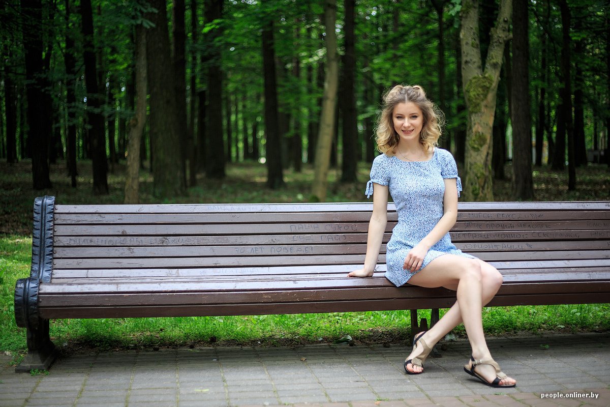 Девушка на скамейке