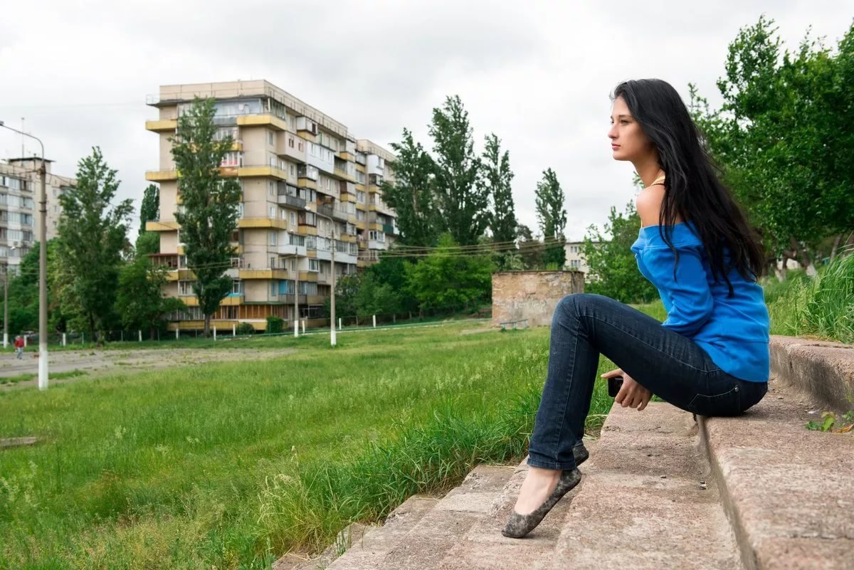 Девушка брюнетка на улице