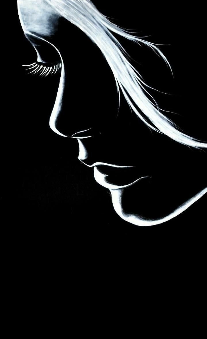 Женский силуэт на темном фоне