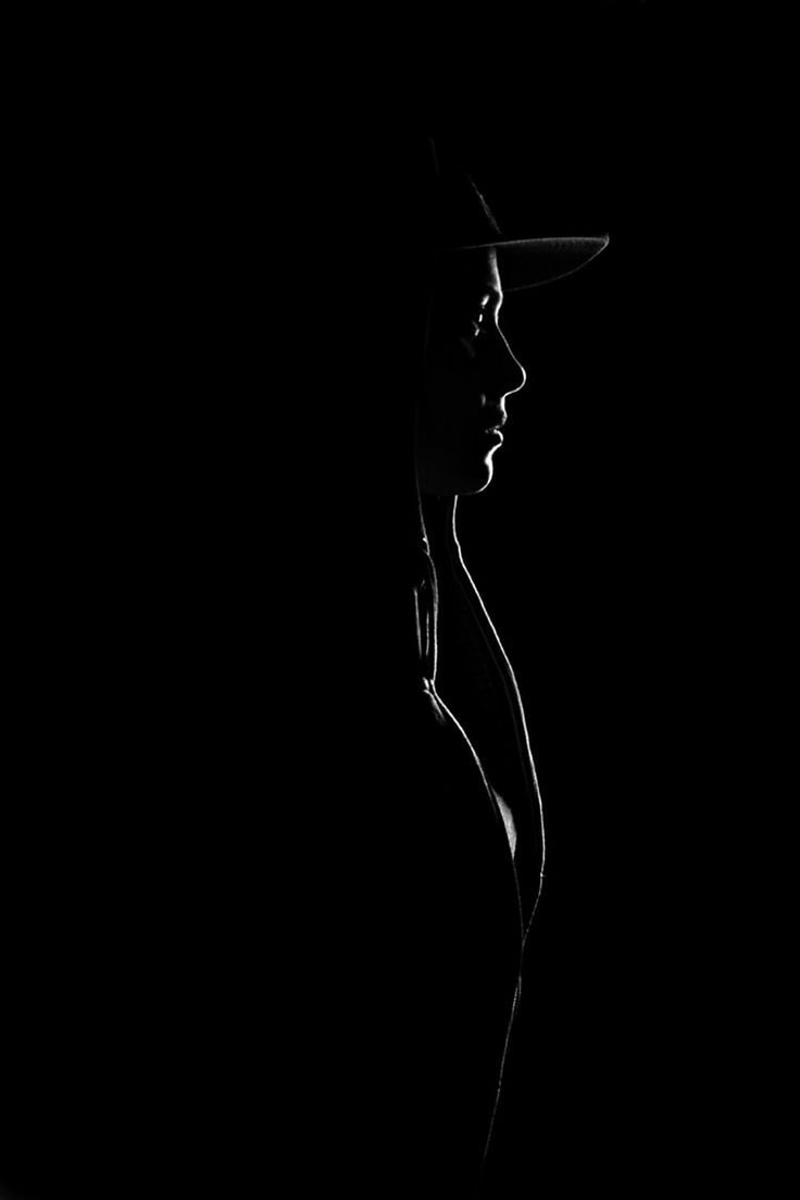 Силуэт на черном фоне