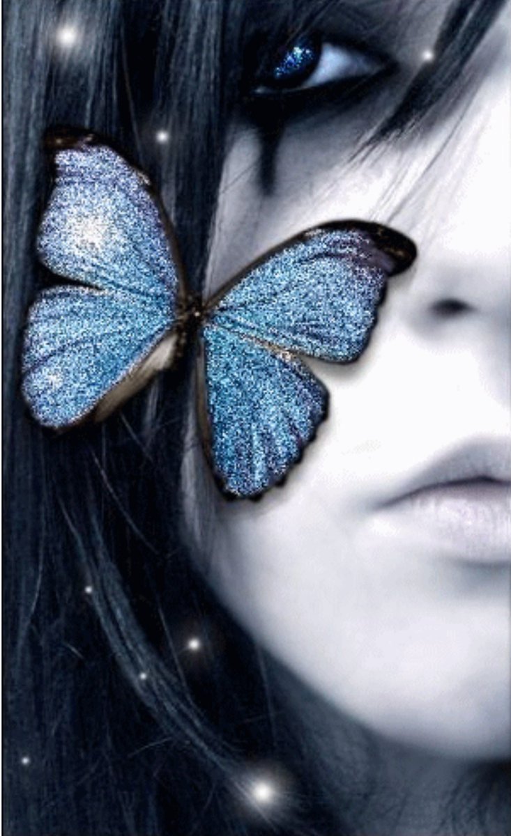 Брюнетка с бабочками