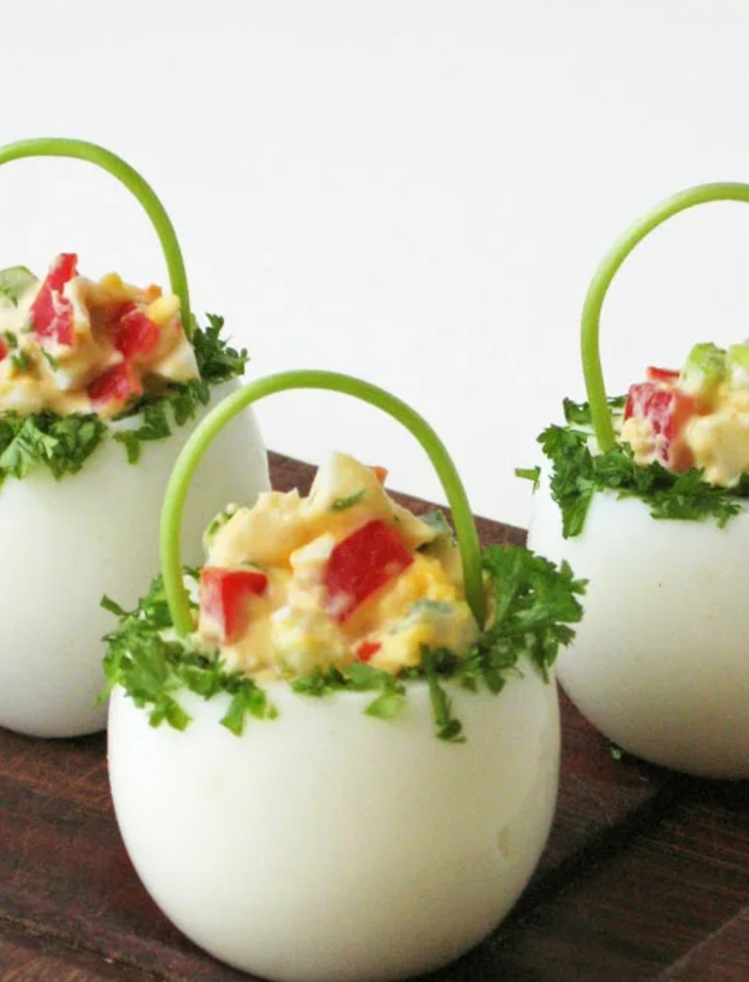 Украшения из яиц для салатов