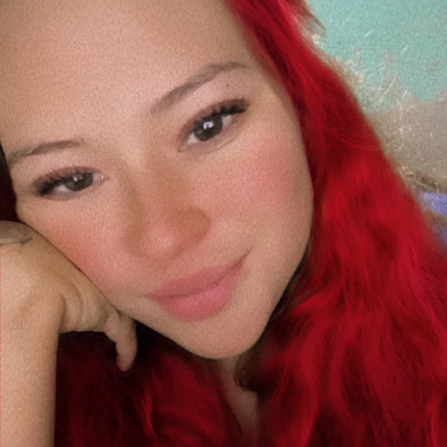 Девочка обнимает Льва