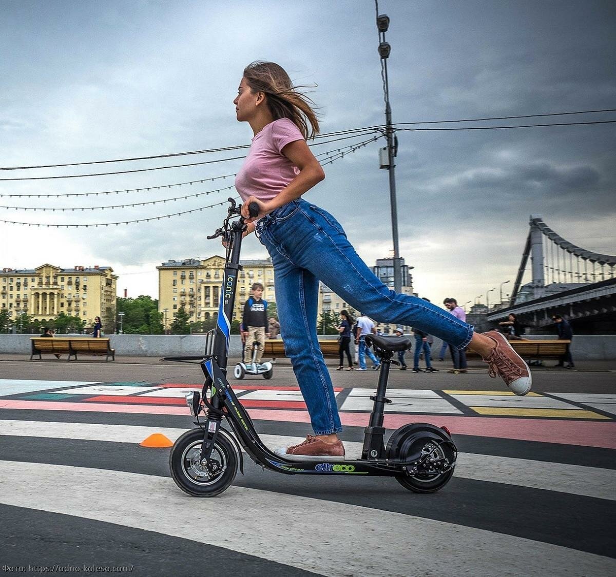 Девушка на электросамока е