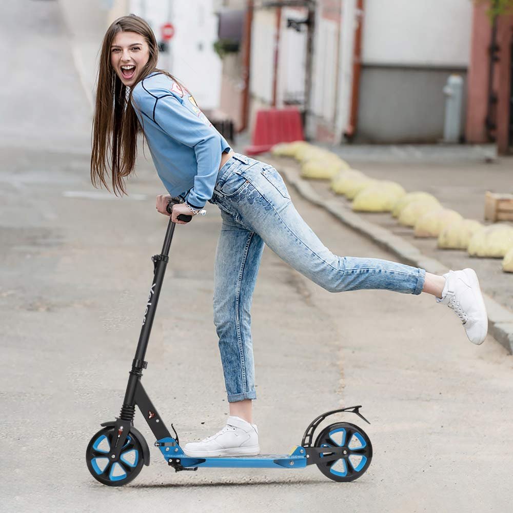 Девушка на самокате