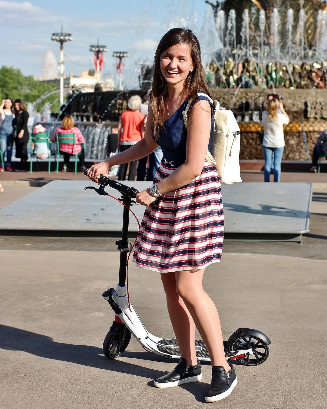 Девушка на самокате