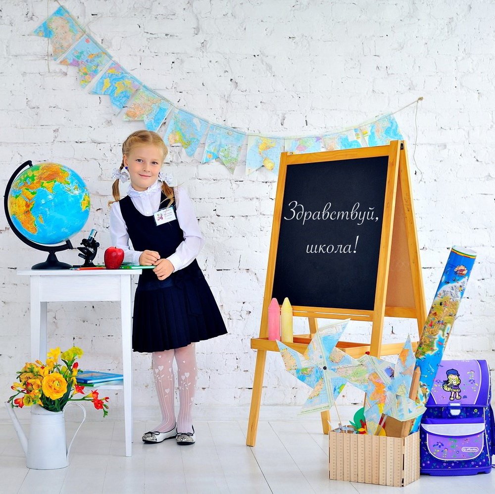 Девочка в школьной форме на улице