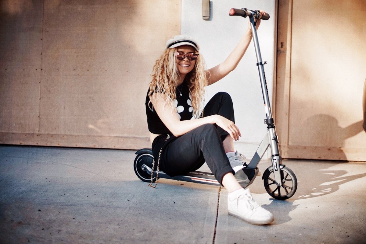 Девушка с самокатом