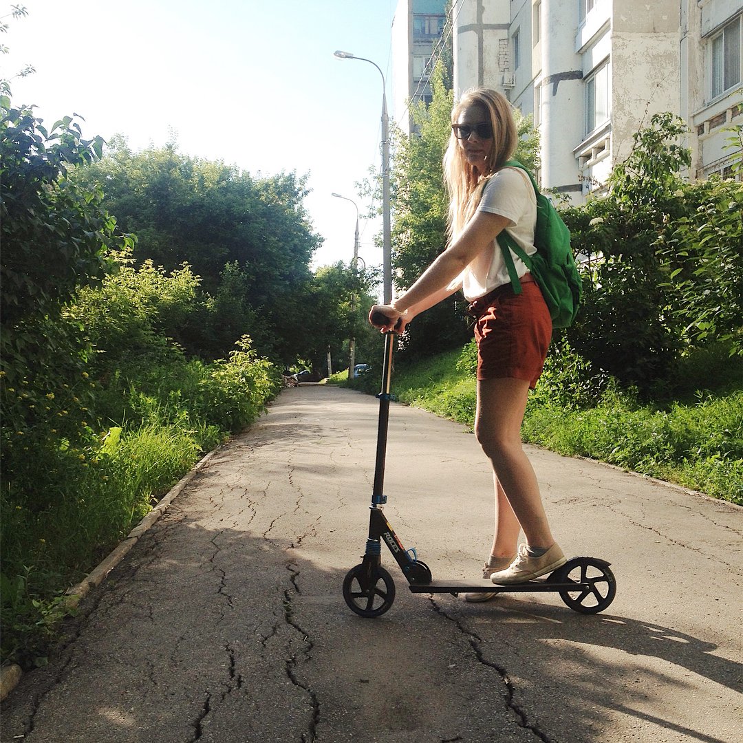 Блондинка на самокате