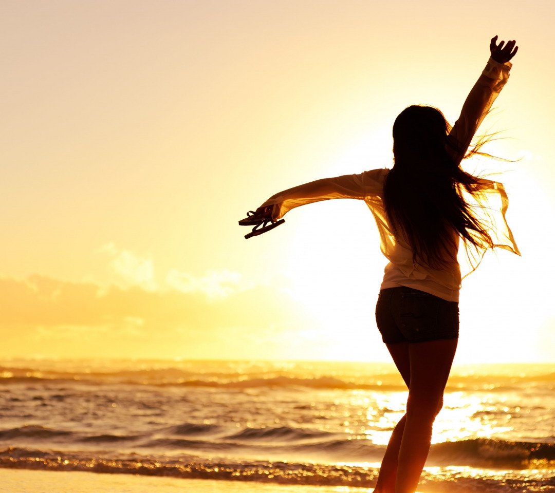 Счастливая девушка со спины