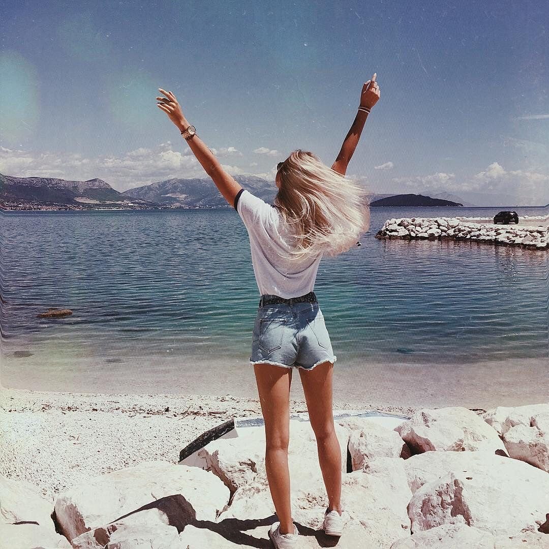 Девушка блондинка со спины на море