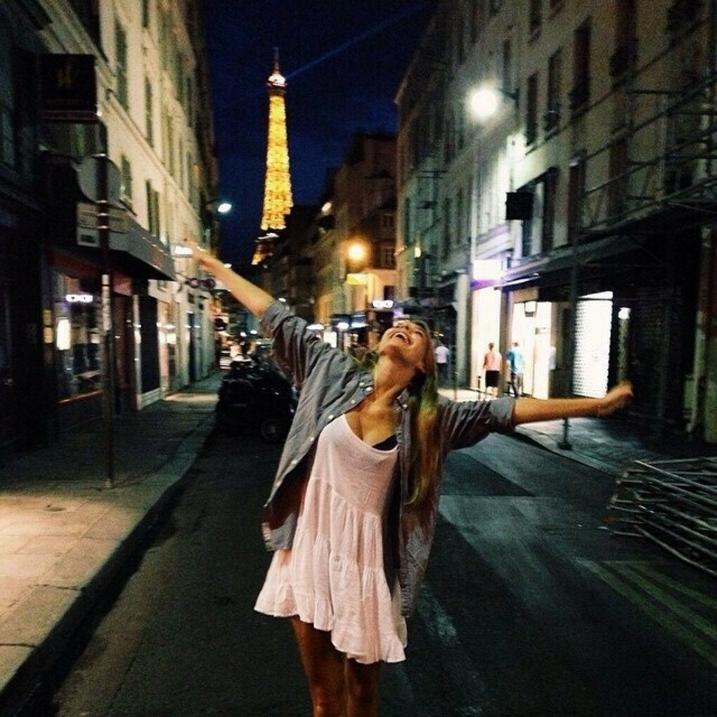 Девушка вечером на улице