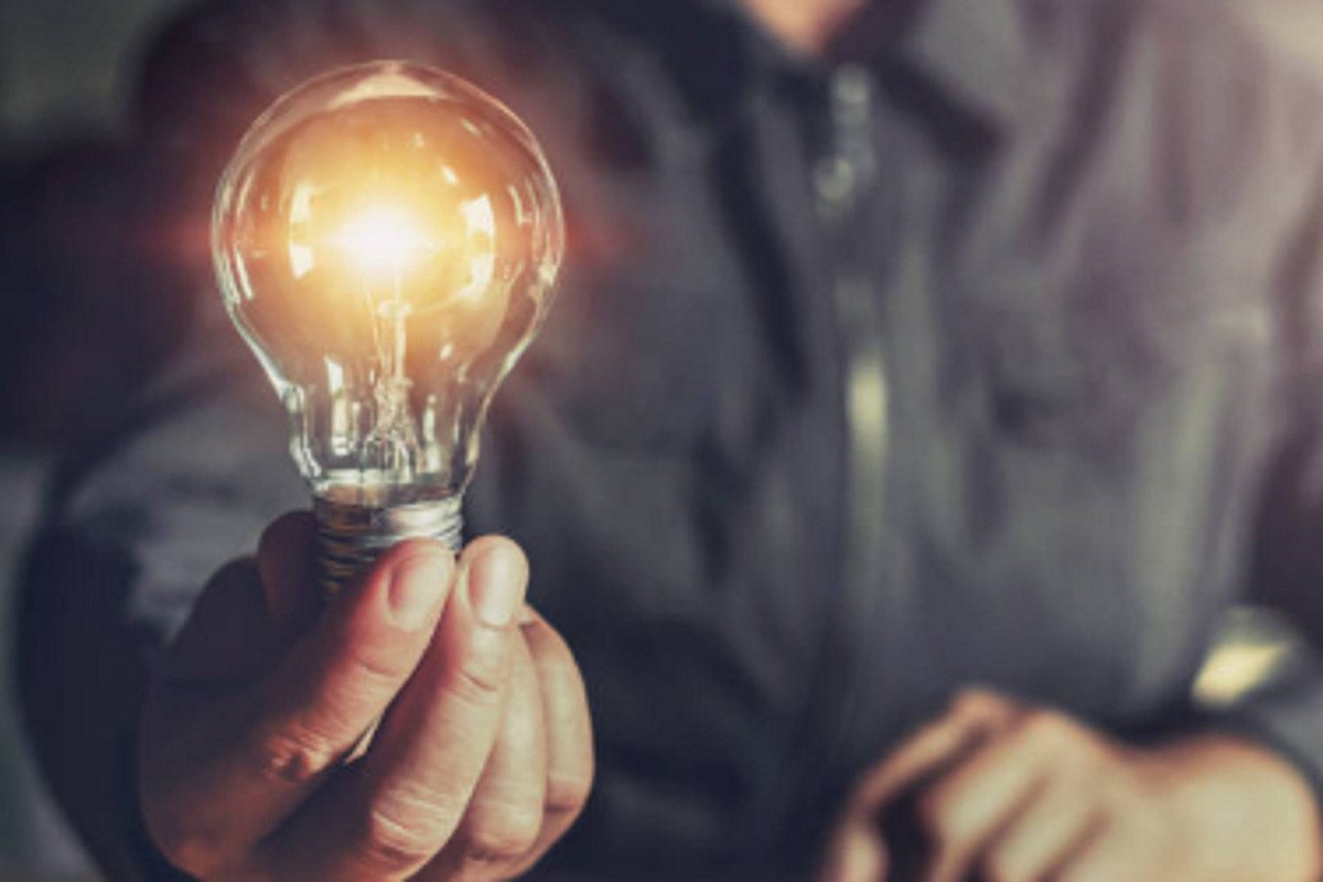 Лампочка в руке